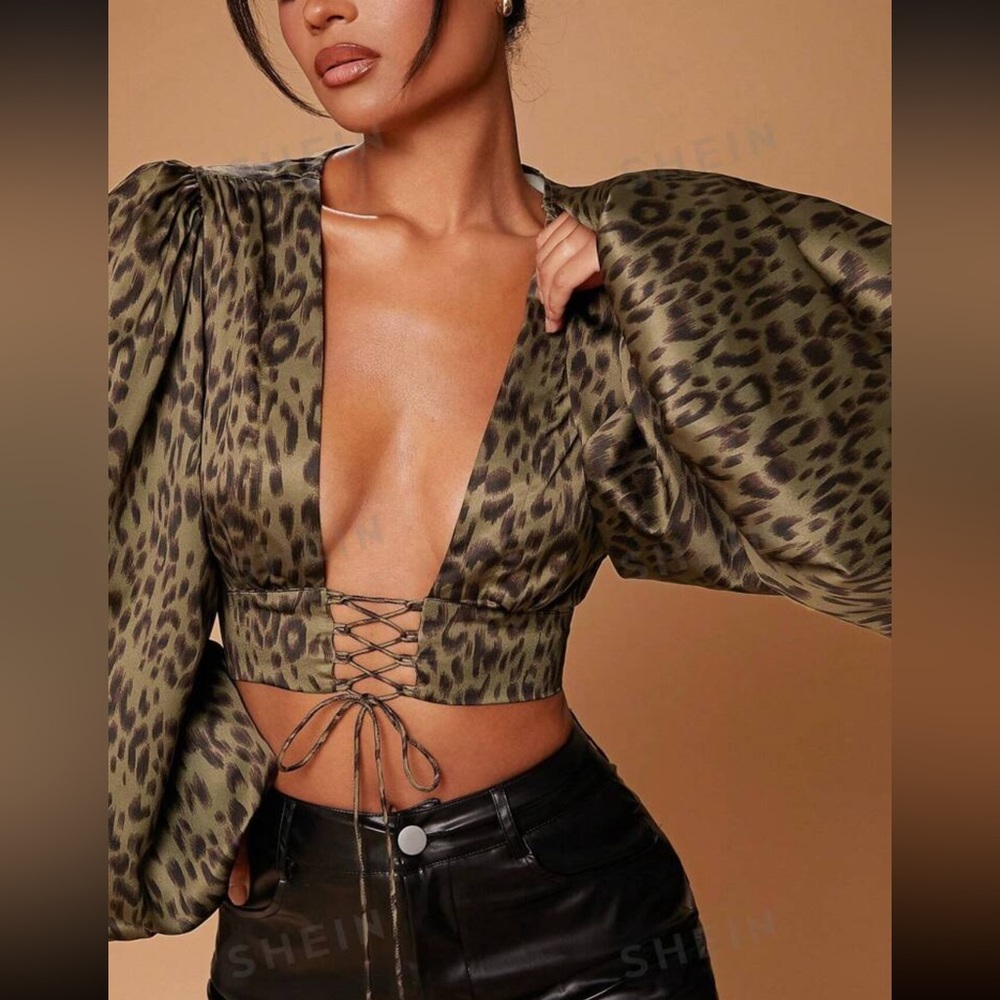 Neck Balloon Sleeve Lace Up Top
Animal Print Plunge -Size 2 (XS) 4 (S) Brand new
